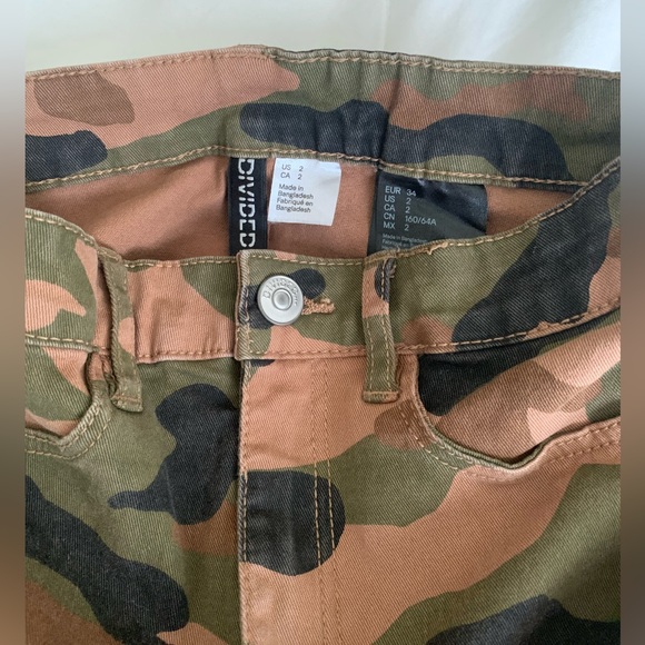 Divided. H&M. Camo pants with large utility pocket on either side. Size 2. - Picture 4 of 6